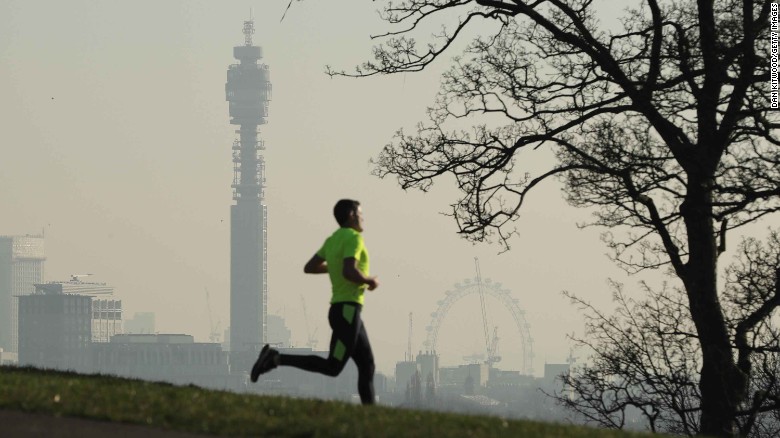 runner in smog in the UK